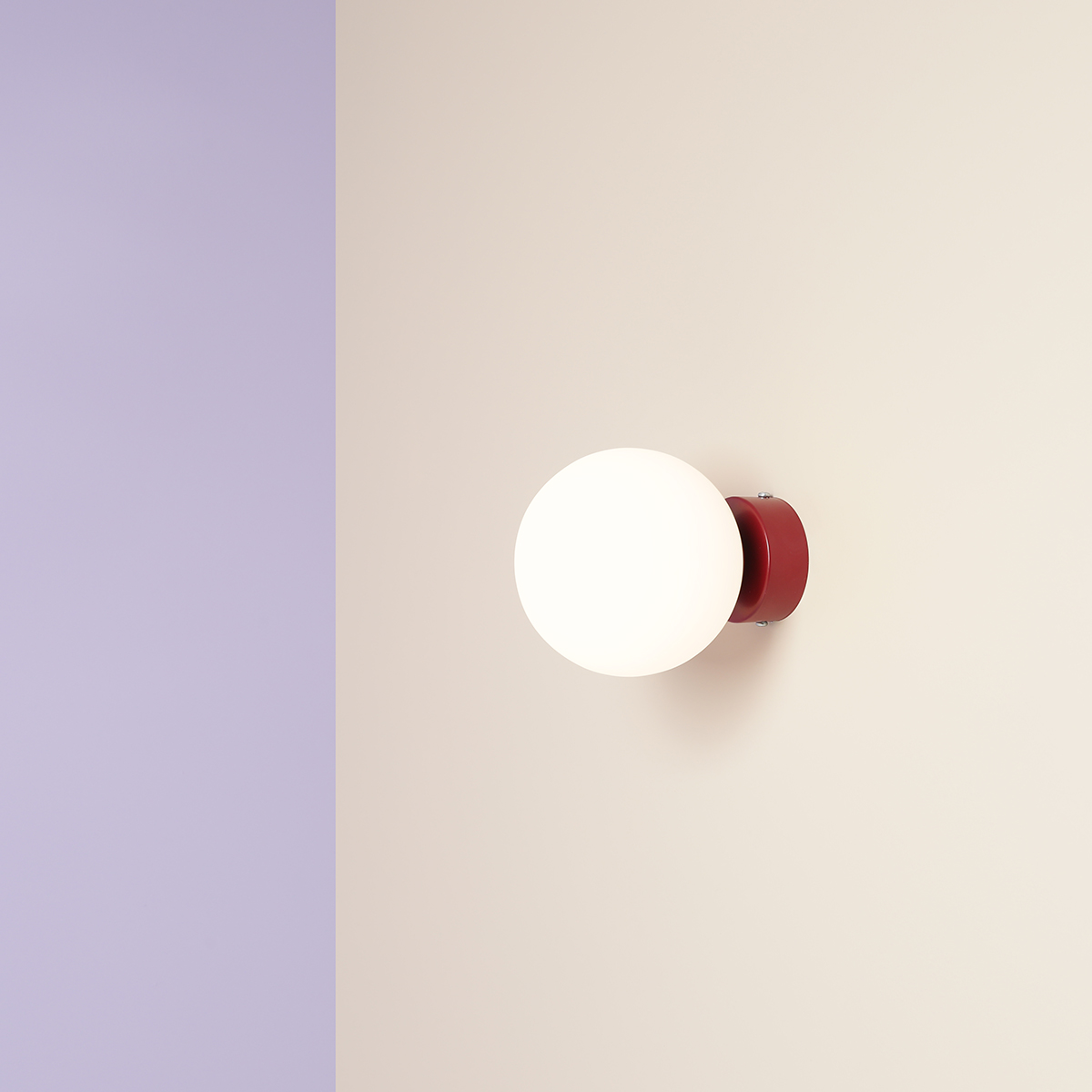 Ball Ø15 Bourgogne væglampe Fra Artera - Det minimalistiske design gør, at lampen glider ind i både moderne og klassisk indretning, samtidig med at den tilbyder et effektivt lys, der forstærker stemningen i rummet.