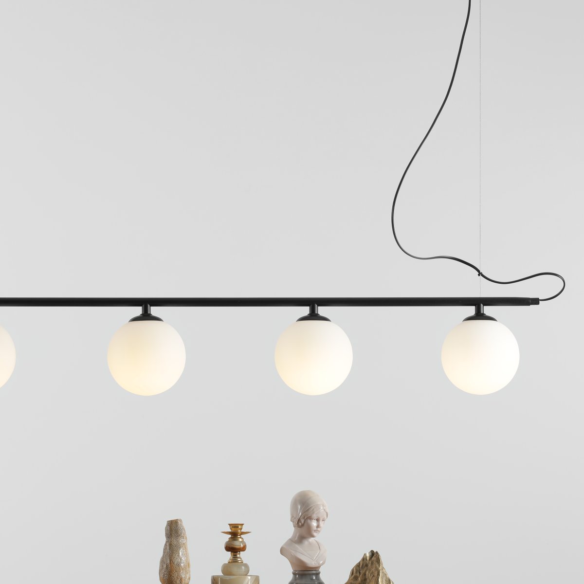 Beryl 140cm Sort loftslampe Fra Artera - Den minimalistiske sorte stang skaber en elegant kontrast til de hvide glober og giver lampen et moderne og sofistikeret præg.