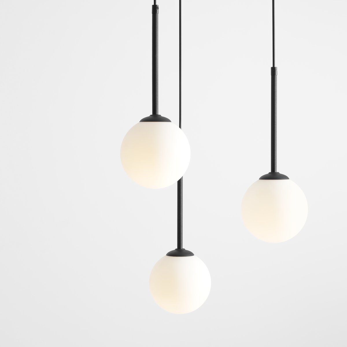 Bosso Ø44 Sort loftslampe Fra Artera - Kombinationen af minimalistisk form og sofistikeret belysning gør denne lampe til et fremragende valg til moderne interiør, der søger elegance og funktionalitet.