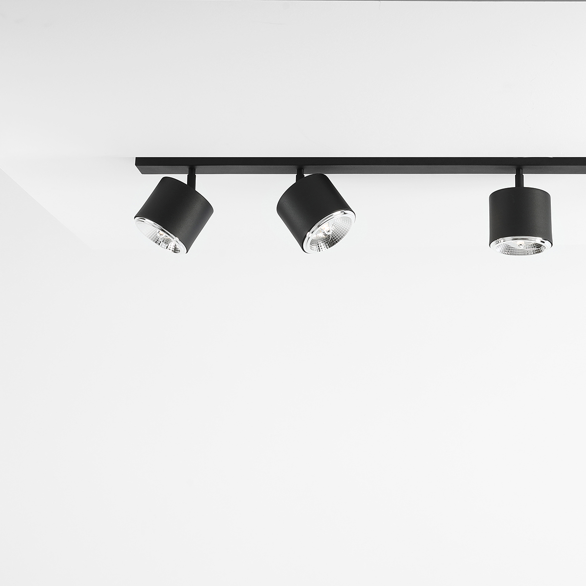 Bot 6 Sort spotlight Fra Artera - Lampens justerbare spotlights gør det nemt at rette lyset præcis derhen, hvor der er brug for det, hvilket skaber en fleksibel og effektiv belysning.