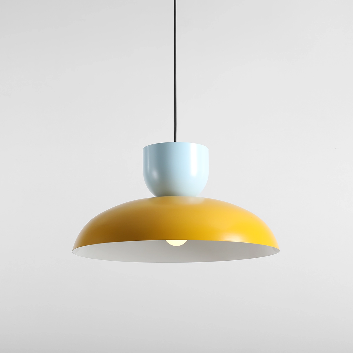 Ella Ø47 Gul/blå loftslampe Fra Artera - Med sine smukke farver i sennepsgul og lyseblå bliver den et legende og stilfuldt element i interiøret.