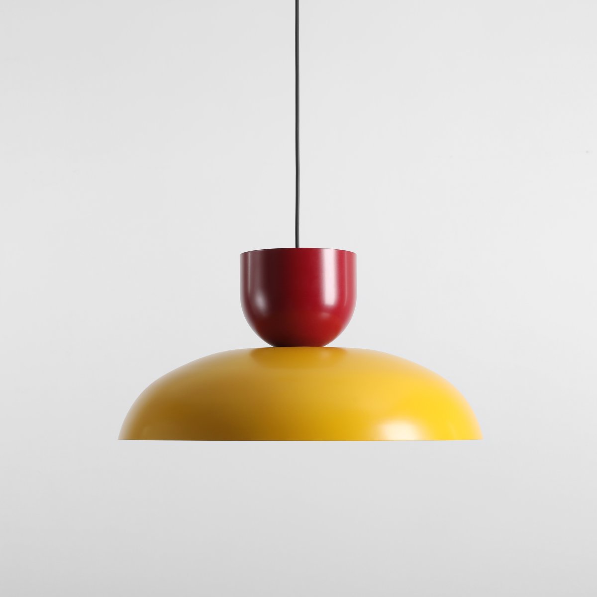 Ella Ø47 Gul/rød loftslampe Fra Artera - Med sine smukke farver i sennepsgul og bordeaux bliver den et legende og stilfuldt element i interiøret.
