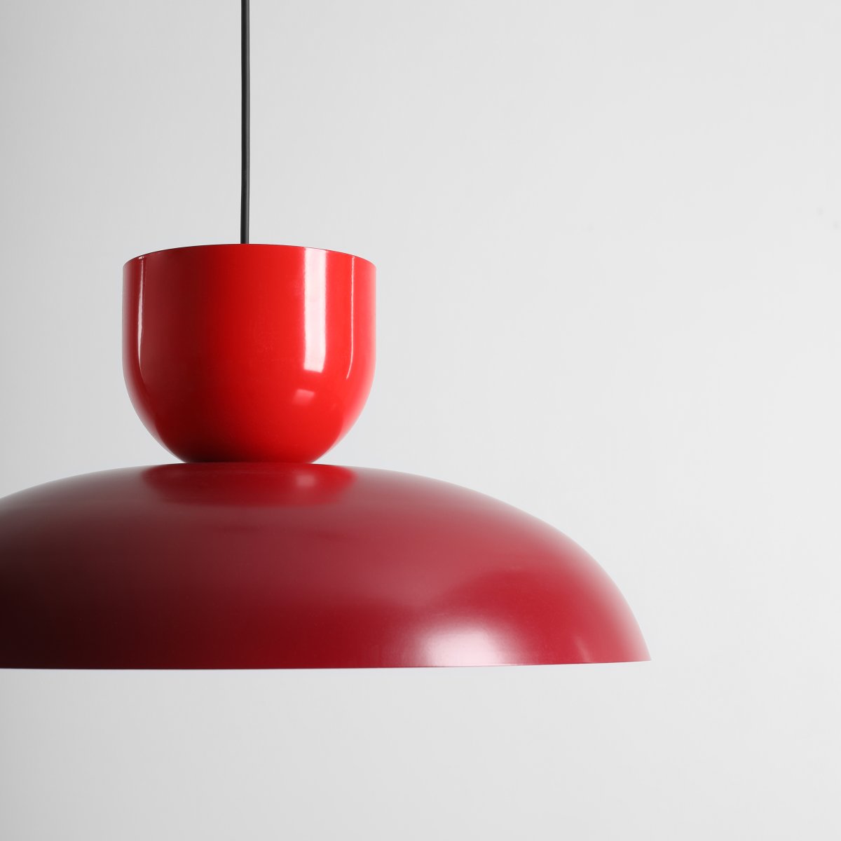 Ella Ø47 RØD loftslampe Fra Artera - Med sine smukke farver i klar rød og bordeaux bliver den et legende og stilfuldt element i interiøret.