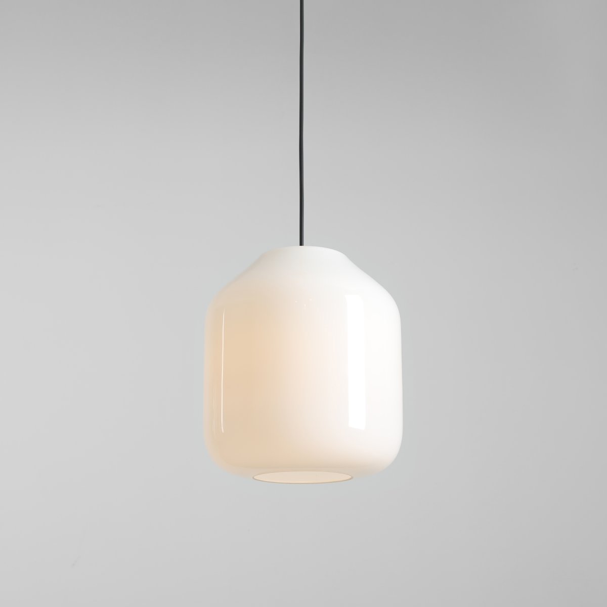 Flask Ø27 Sort loftslampe Fra Artera - Flask er en stilfuld loftspendel, der kombinerer bløde former med et moderne farveskema.