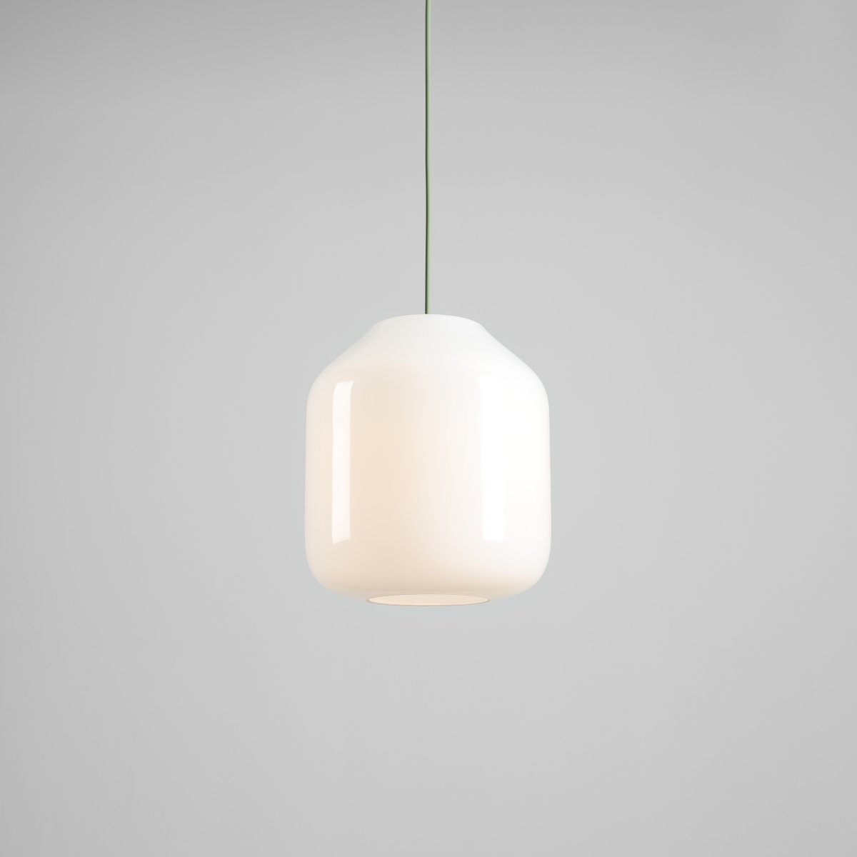 Flask Ø27 Grøn loftslampe Fra Artera - Den generøse opalglasskærm har en diameter på 27 cm og spreder et blødt og behageligt lys, der skaber en indbydende atmosfære i rummet.