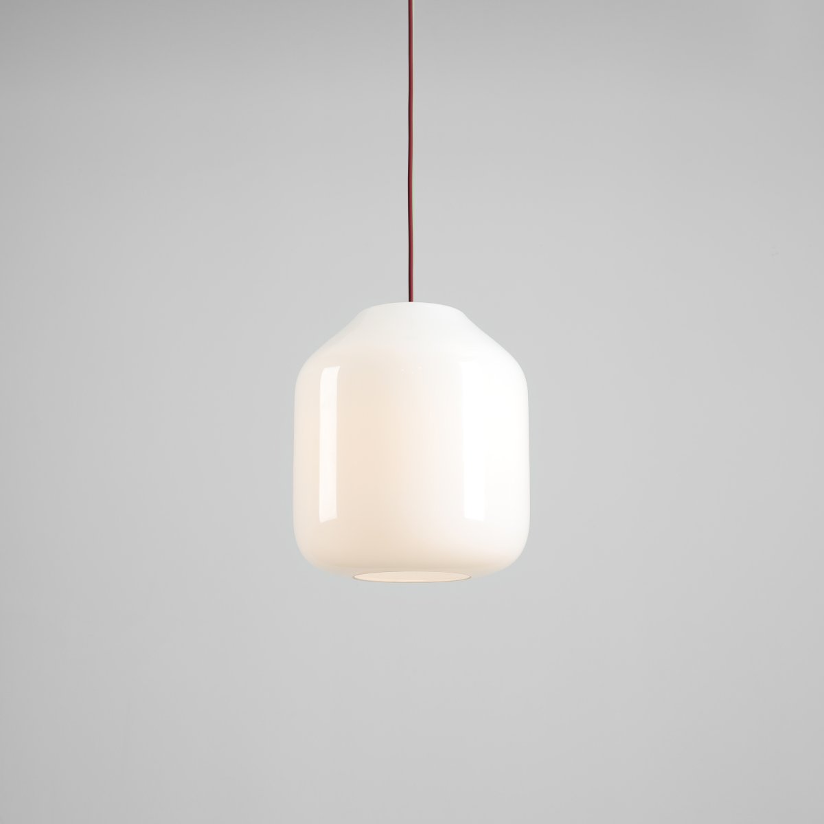 Flask Ø27 RØD loftslampe Fra Artera - Den generøse opalglasskærm har en diameter på 27 cm og spreder et blødt og behageligt lys, der skaber en indbydende atmosfære i rummet.