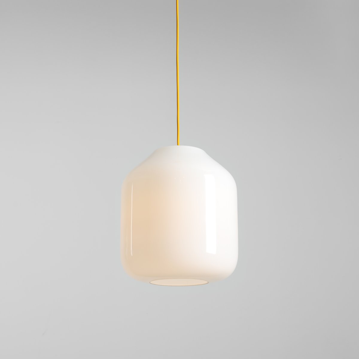 Flask Ø27 Gul loftslampe Fra Artera - Den generøse opalglasskærm har en diameter på 27 cm og spreder et blødt og behageligt lys, der skaber en indbydende atmosfære i rummet.