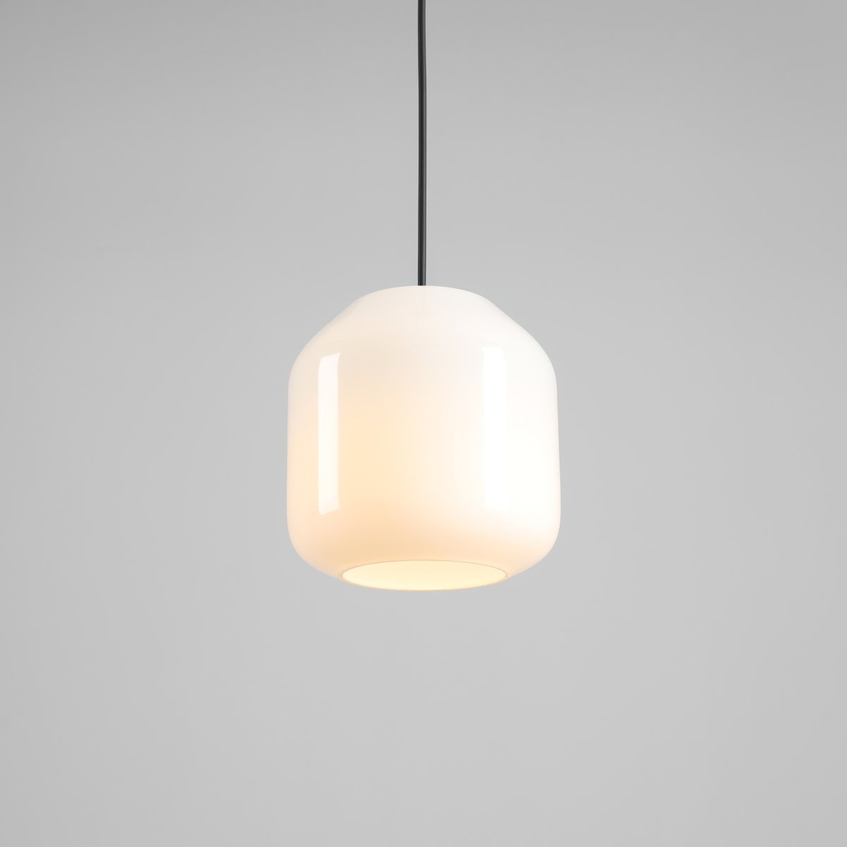 Flask Ø18 Sort loftslampe Fra Artera - Flask passer lige så fint over et mindre spisebord som i et vindue eller sammen med flere pendler i en gruppe.