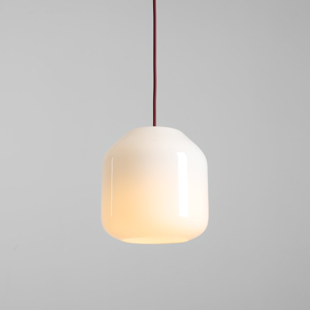 Flask Ø18 RØD loftslampe Fra Artera - Flask er en stilfuld loftspendel, der kombinerer bløde former med et moderne farveskema.
