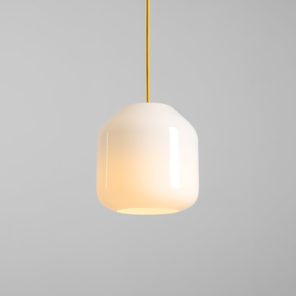 Flask Ø18 Gul loftslampe Fra Artera - Flask er en stilfuld loftspendel, der kombinerer bløde former med et moderne farveskema.