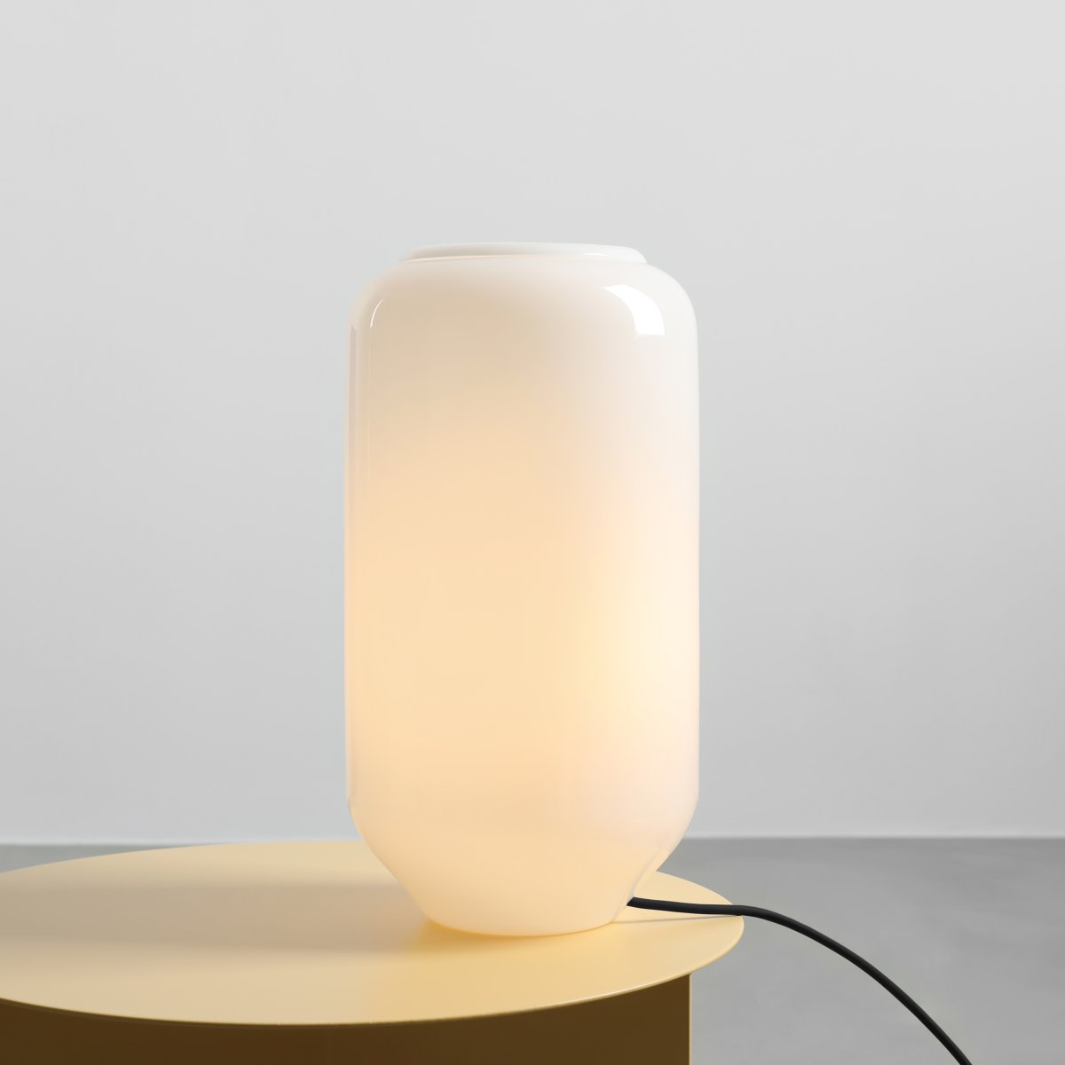 Flask 36cm Hvid/sort bordlampe Fra Artera - Den høje, afrundede opalglasskærm spreder et blødt og behageligt lys, der skaber en varm og indbydende atmosfære.