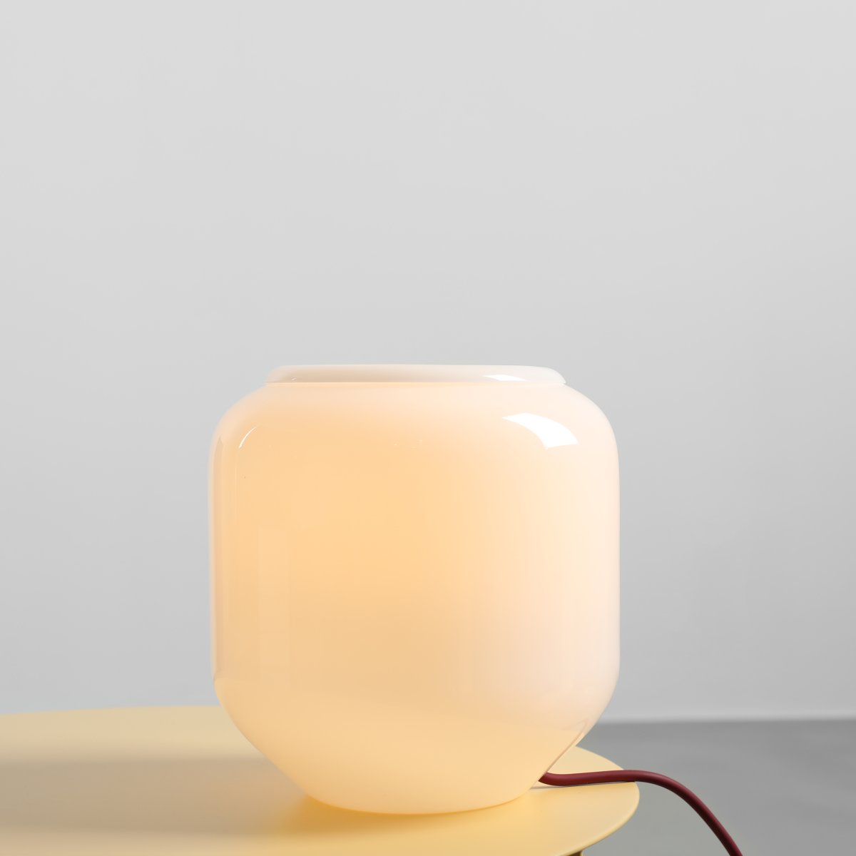 Flask 18cm Hvid/rød bordlampe Fra Artera - Flask er en stilfuld bordlampe med bløde, afrundede former og et moderne farveskema.