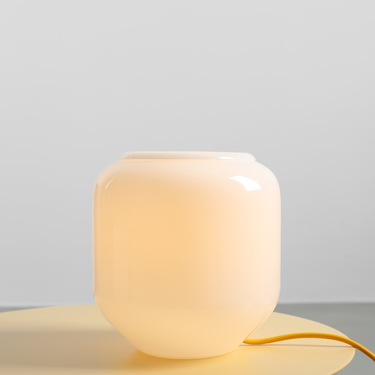 Flask 18cm Hvid/gul bordlampe Fra Artera - Flask er en stilfuld bordlampe med bløde, afrundede former og et moderne farveskema.