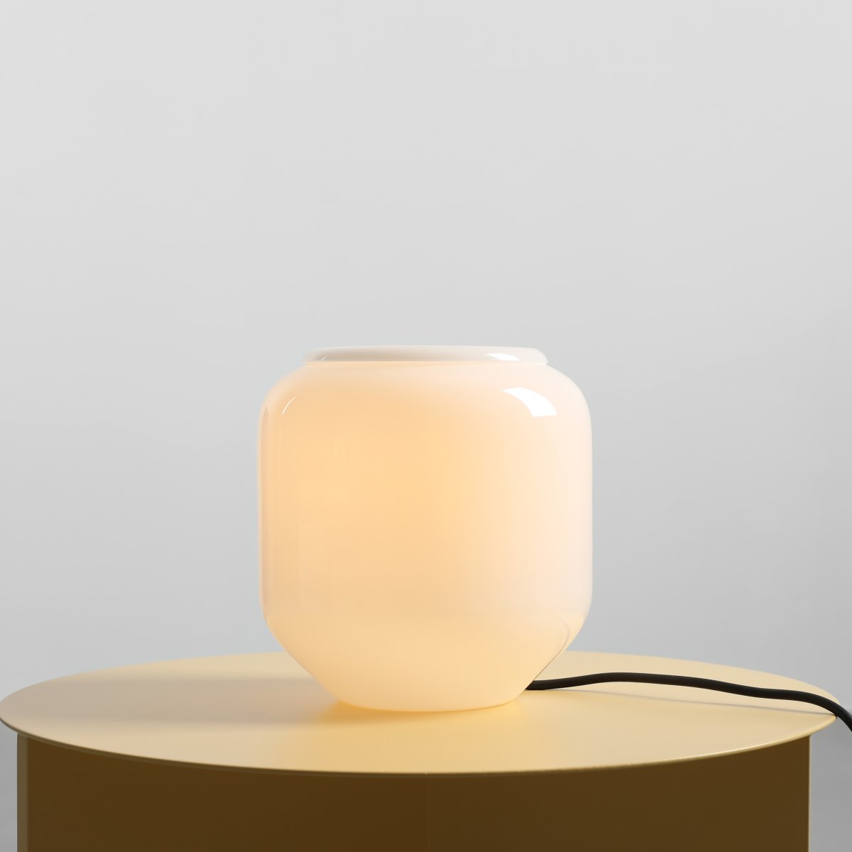 Flask 18cm Hvid/sort bordlampe Fra Artera - Flask er en stilfuld bordlampe med bløde, afrundede former og et moderne farveskema.