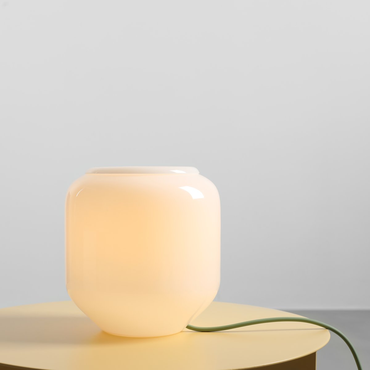Flask 18cm Hvid/grøn bordlampe Fra Artera - Flask er en stilfuld bordlampe med bløde, afrundede former og et moderne farveskema.