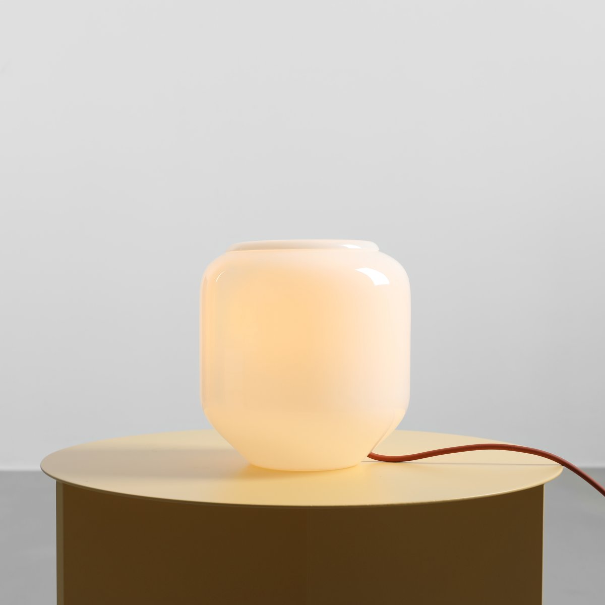 Flask 18cm Hvid/terrakotta bordlampe Fra Artera - Flask er en stilfuld bordlampe med bl&oslash;de, afrundede former og et moderne farveskema.