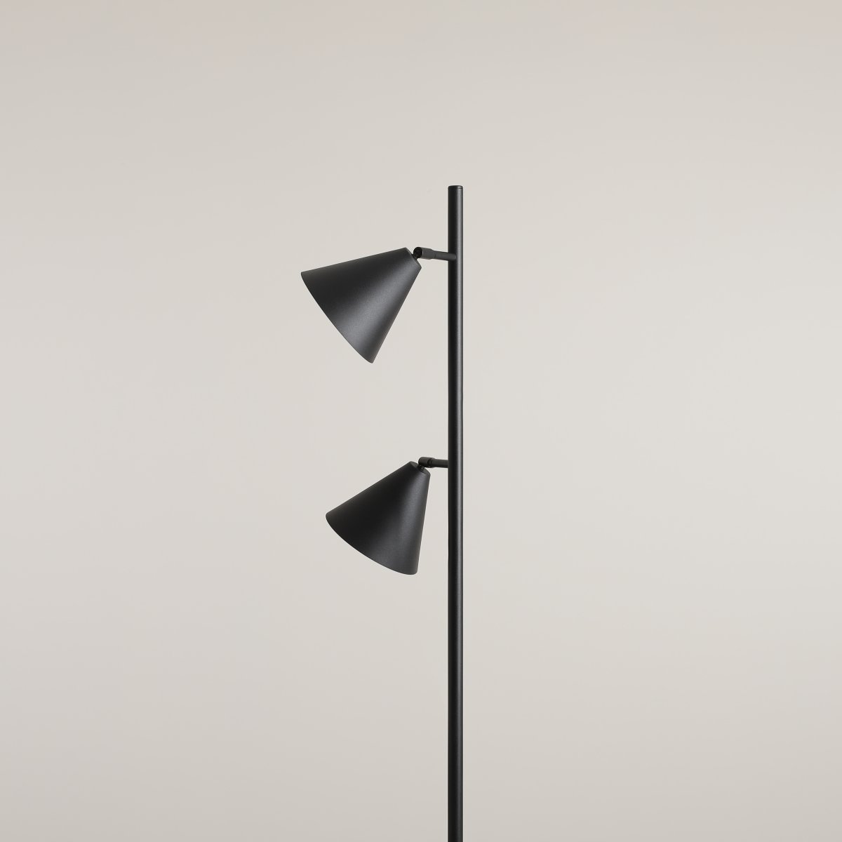 Form 2 Sort gulvlampe Fra Artera - Denne minimalistiske væglampe med sine elegante kegleformede skærme i sort metal er det perfekte valg til dig, der ønsker et stilrent og moderne udtryk i dit hjem.