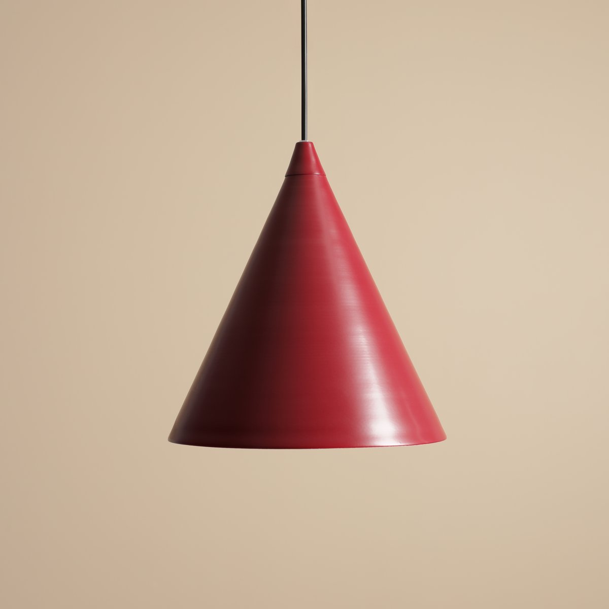 Form Ø24 Bourgogne loftslampe Fra Artera - Denne minimalistiske pendel med sin elegante kegleformede sk&aelig;rm i en bordeaux-tone er det perfekte valg for dig, der &oslash;nsker et stilrent og moderne udtryk i dit hjem.