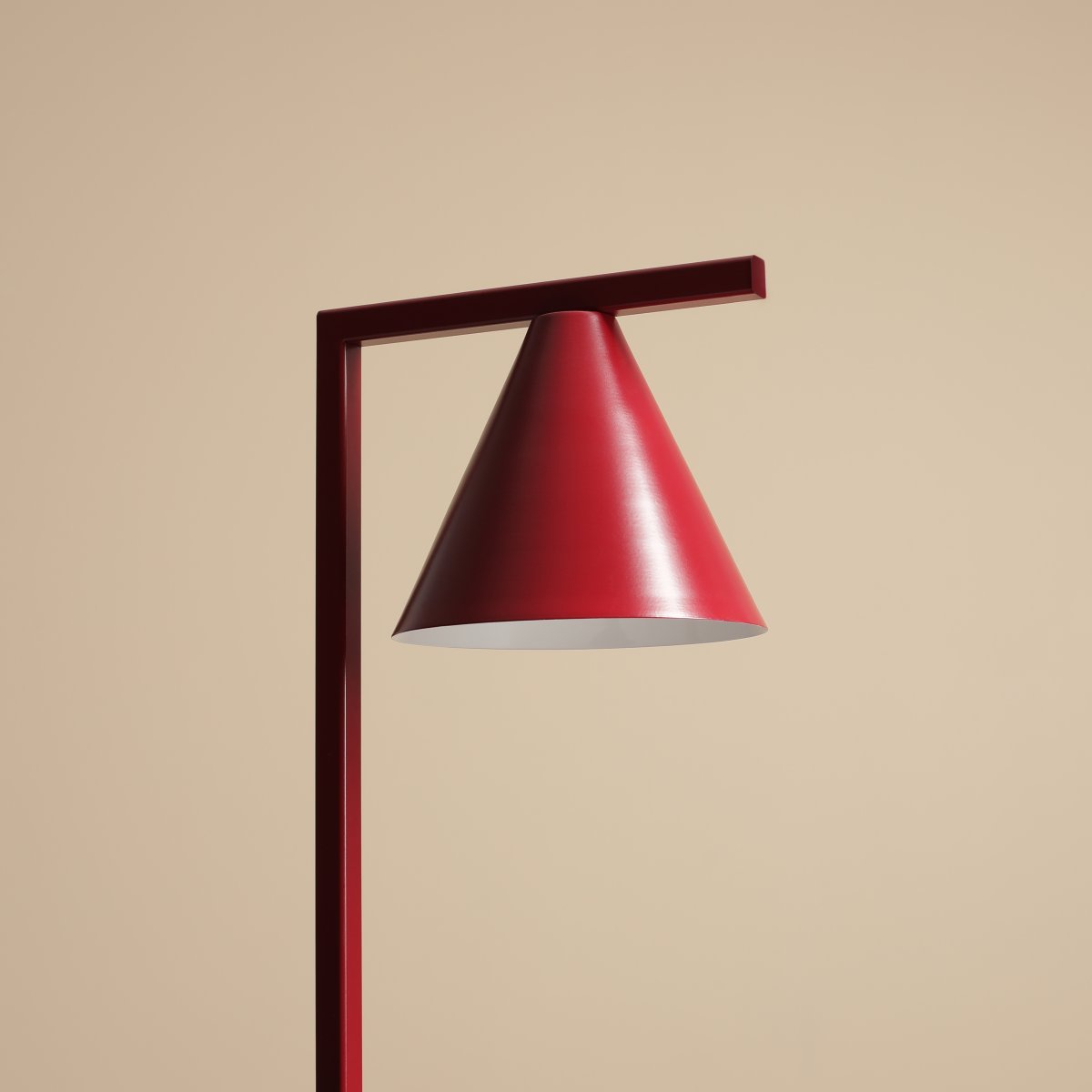 Form 40cm Bourgogne bordlampe Fra Artera - Denne minimalistiske bordlampe med sin elegante kegleformede skærm i en bordeaux-tone er det perfekte valg for dem, der ønsker et stilfuldt og moderne look i deres hjem.