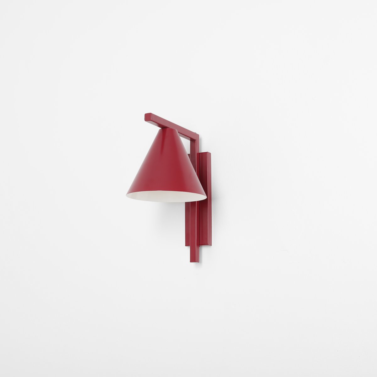 Form 23cm Bourgogne væglampe Fra Artera - Denne minimalistiske v&aelig;glampe med sin elegante kegleformede sk&aelig;rm i bordeaux-tone er det perfekte valg for dig, der &oslash;nsker et stilrent og moderne udtryk i dit hjem.