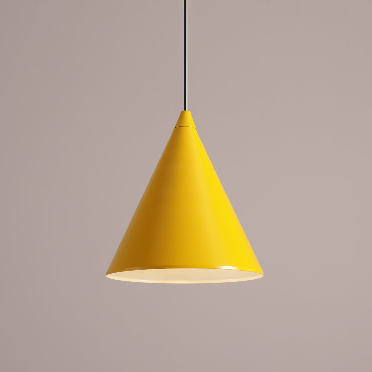 Form Ø24 Sennep loftslampe Fra Artera - Denne minimalistiske pendel med sin elegante kegleformede skærm i en sennepsgul tone er det perfekte valg for dig, der ønsker et stilfuldt og moderne udtryk i dit hjem.
