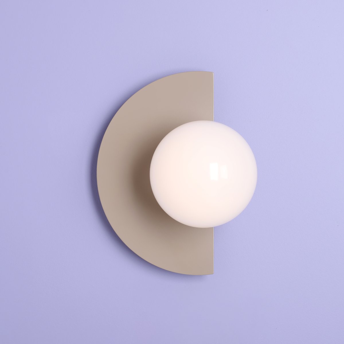 Loop 28cm Beige væglampe Fra Artera - Lampens minimalistiske form g&oslash;r, at den glider ind i forskellige interi&oslash;rstile, samtidig med at den tilf&oslash;jer et kunstnerisk og sofistikeret pr&aelig;g til dit hjem.