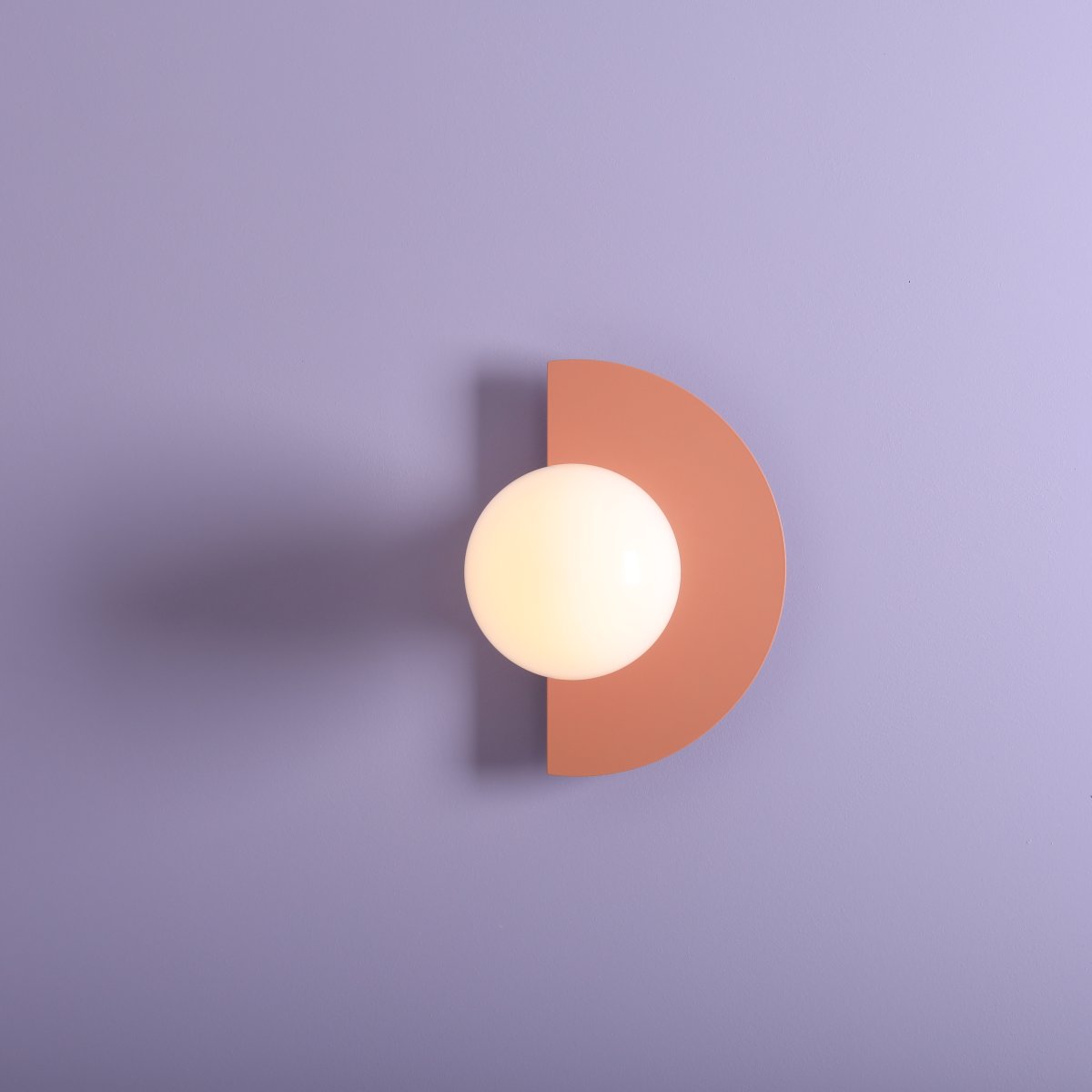 Loop 28cm Koral væglampe Fra Artera - Lampens minimalistiske form gør, at den glider ind i forskellige interiørstile, samtidig med at den tilføjer et kunstnerisk og sofistikeret præg til dit hjem.