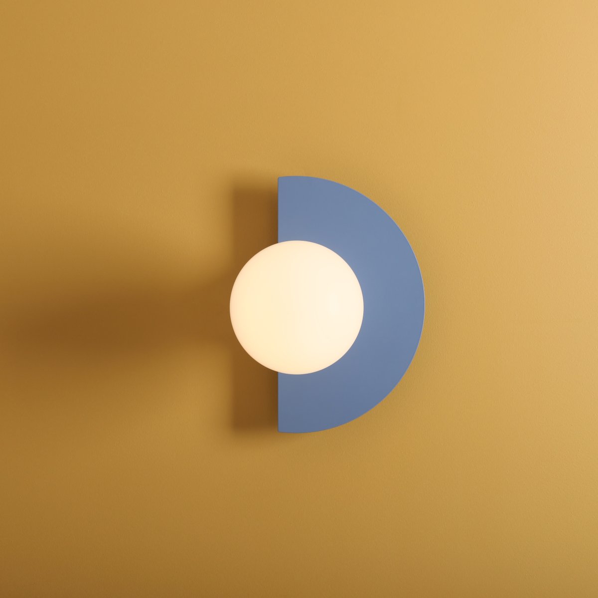 Loop 28cm Blå væglampe Fra Artera - Lampens minimalistiske form gør, at den glider ind i forskellige interiørstile, samtidig med at den tilføjer et kunstnerisk og sofistikeret præg til dit hjem.