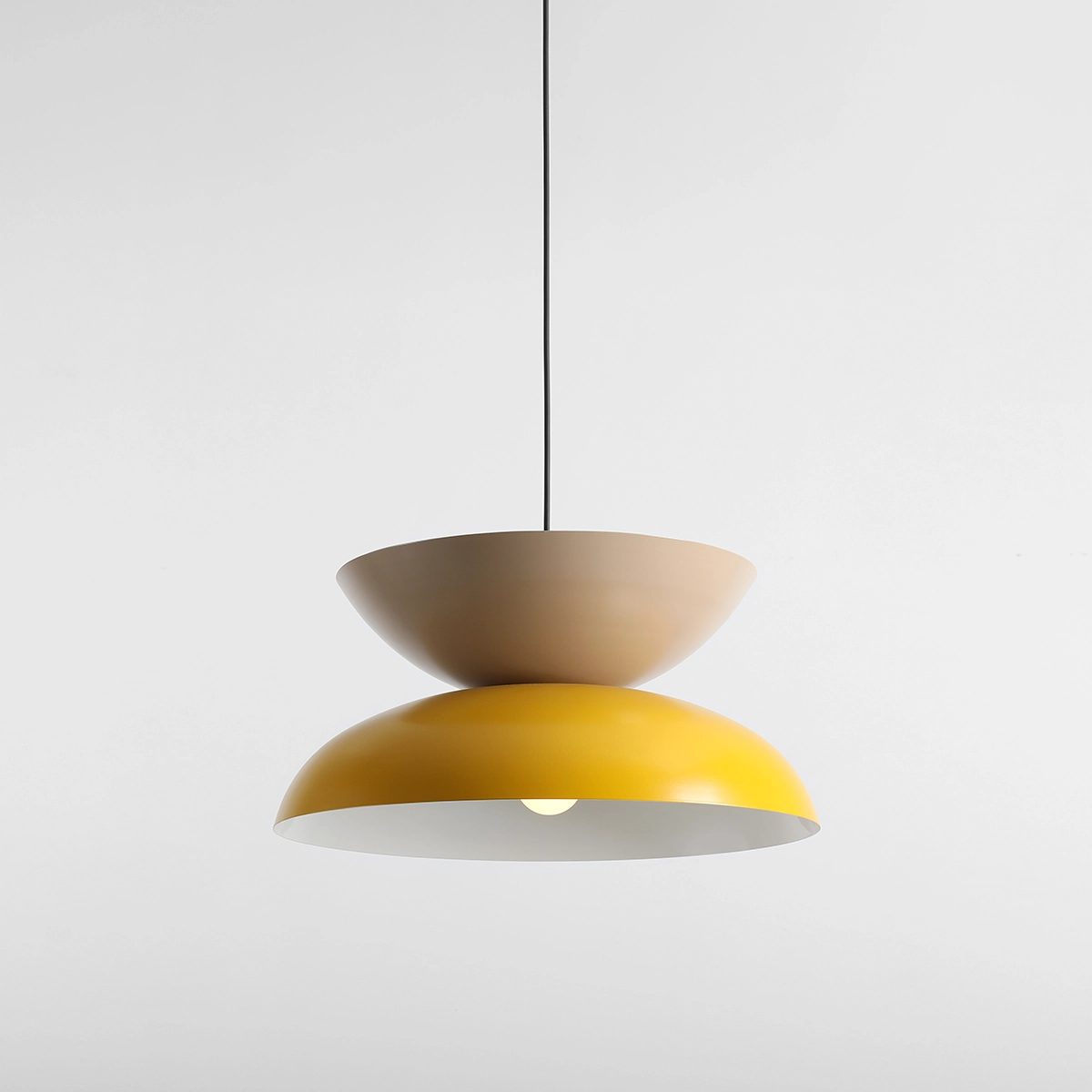 Millo Ø47 Gul/beige loftslampe Fra Artera - Med sine sennepsgule og beige farver bliver den et legende og stilfuldt element i interiøret.