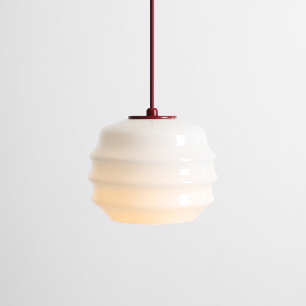 Puff Ø16 Bourgogne loftslampe Fra Artera - Puff spreder et blødt og behageligt lys, der bidrager til en hyggelig atmosfære.