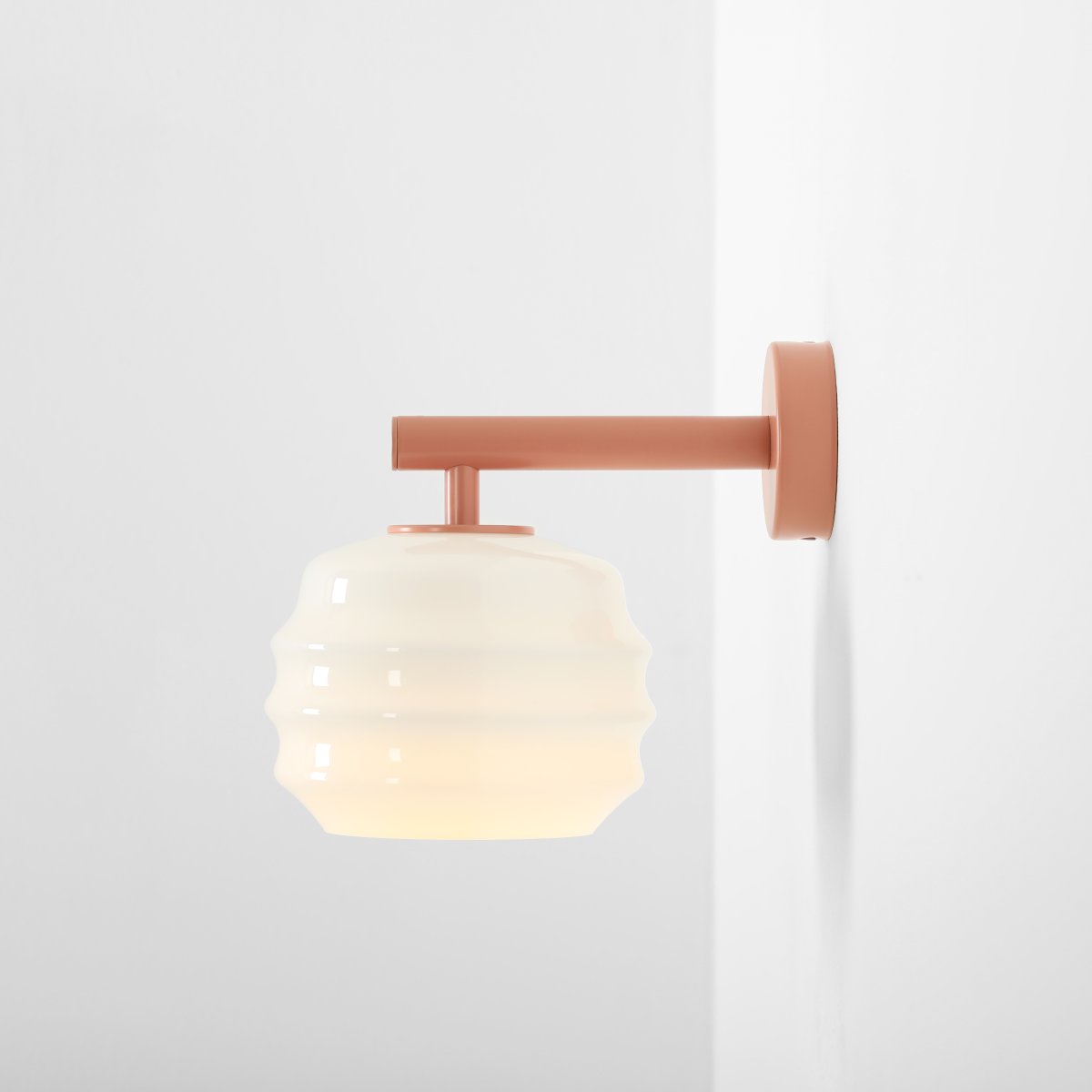 Puff 23cm Koral væglampe Fra Artera - Den dekorative skærm i hvidt opalglas har en bølget form, der giver lampen et legende og elegant udtryk.