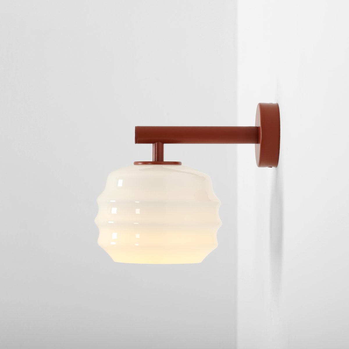Puff 23cm Terrakotta væglampe Fra Artera - Den dekorative skærm i hvidt opalglas har en bølget form, der giver lampen et legende og elegant udtryk.