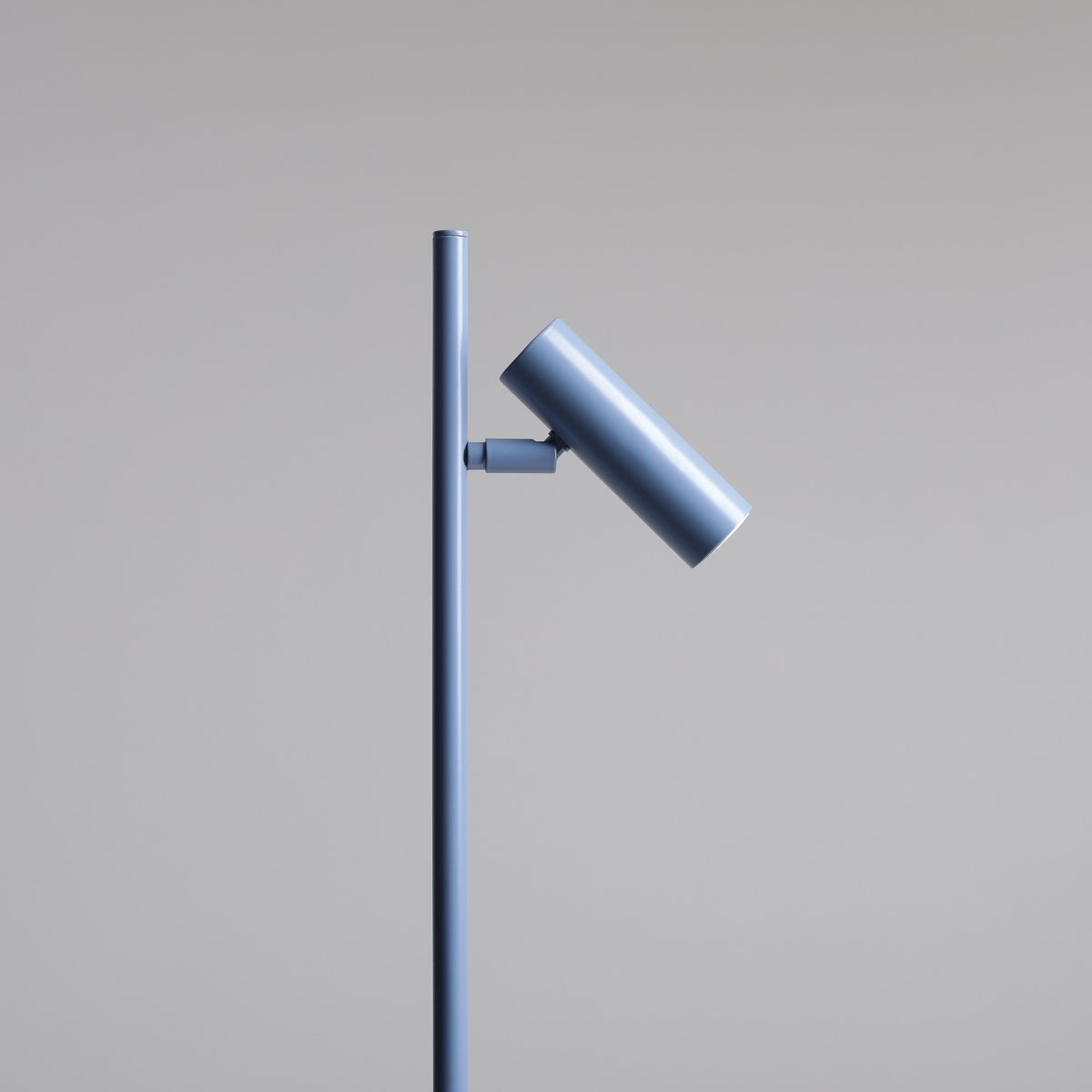 Trevo 54cm Blå skrivebordslampe Fra Artera - Den kompakte og elegante form gør Trevo til en perfekt pasform til skrivebordet eller som læselampe i forskellige rum.