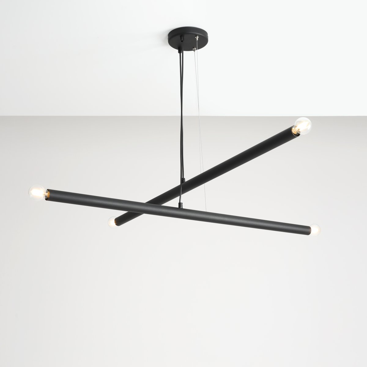 Tubo 4 100cm Sort loftslampe Fra Artera - Lampen består af to smalle metalrør i en stilfuld sort finish, placeret i forskellige vinkler, der skaber et spændende og luftigt udtryk.