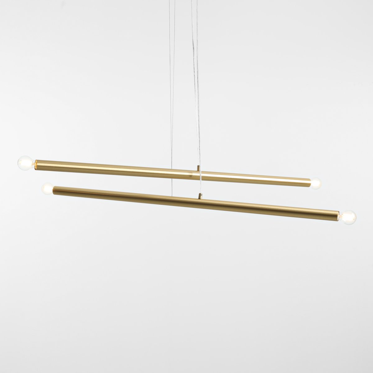 Tubo 4 100cm Messing loftslampe Fra Artera - Tubo 4 er en moderne loftspendel med et stilfuldt og minimalistisk design.