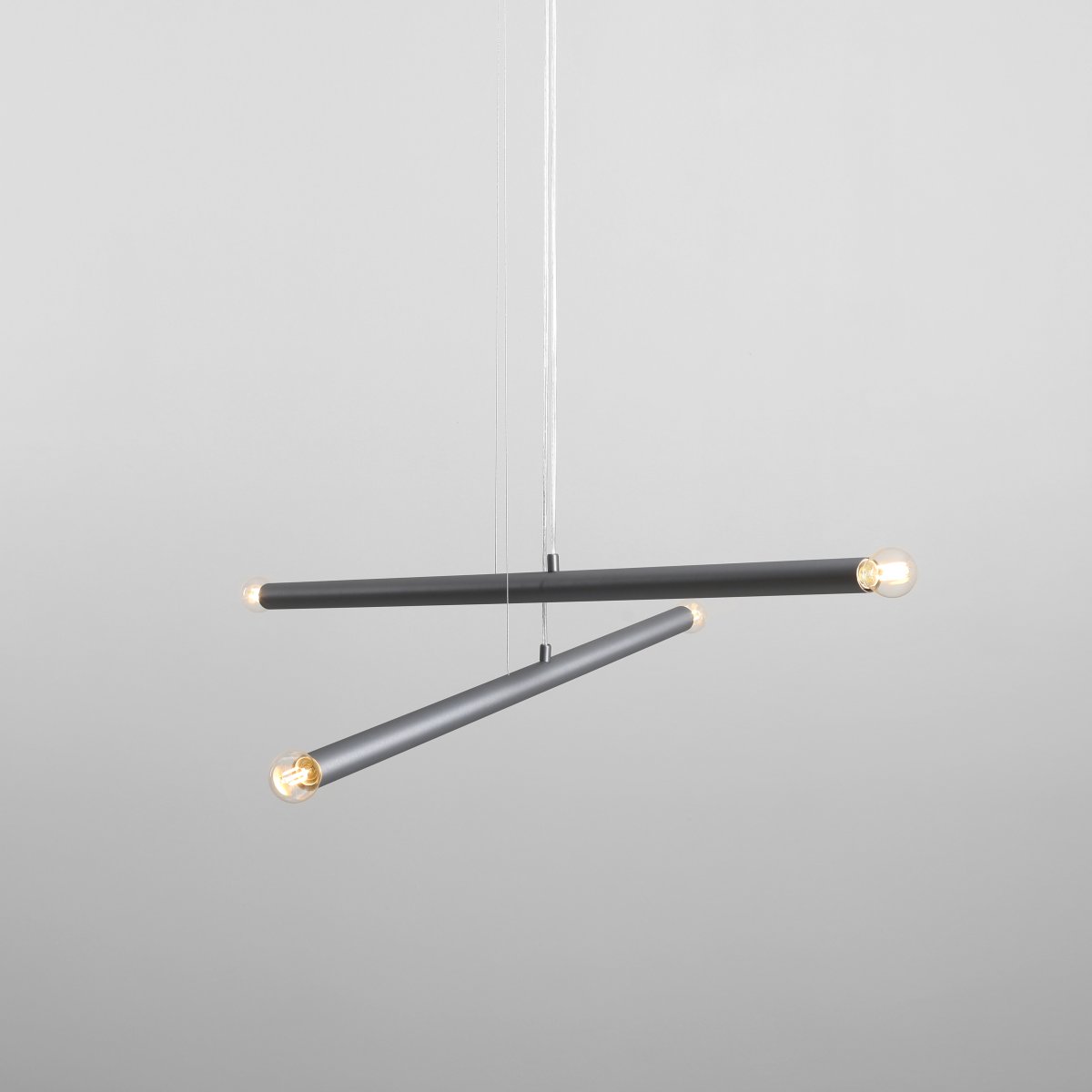 Tubo 4 100cm Stål loftslampe Fra Artera - Tubo 4 er en moderne loftspendel med et stilfuldt og minimalistisk design.