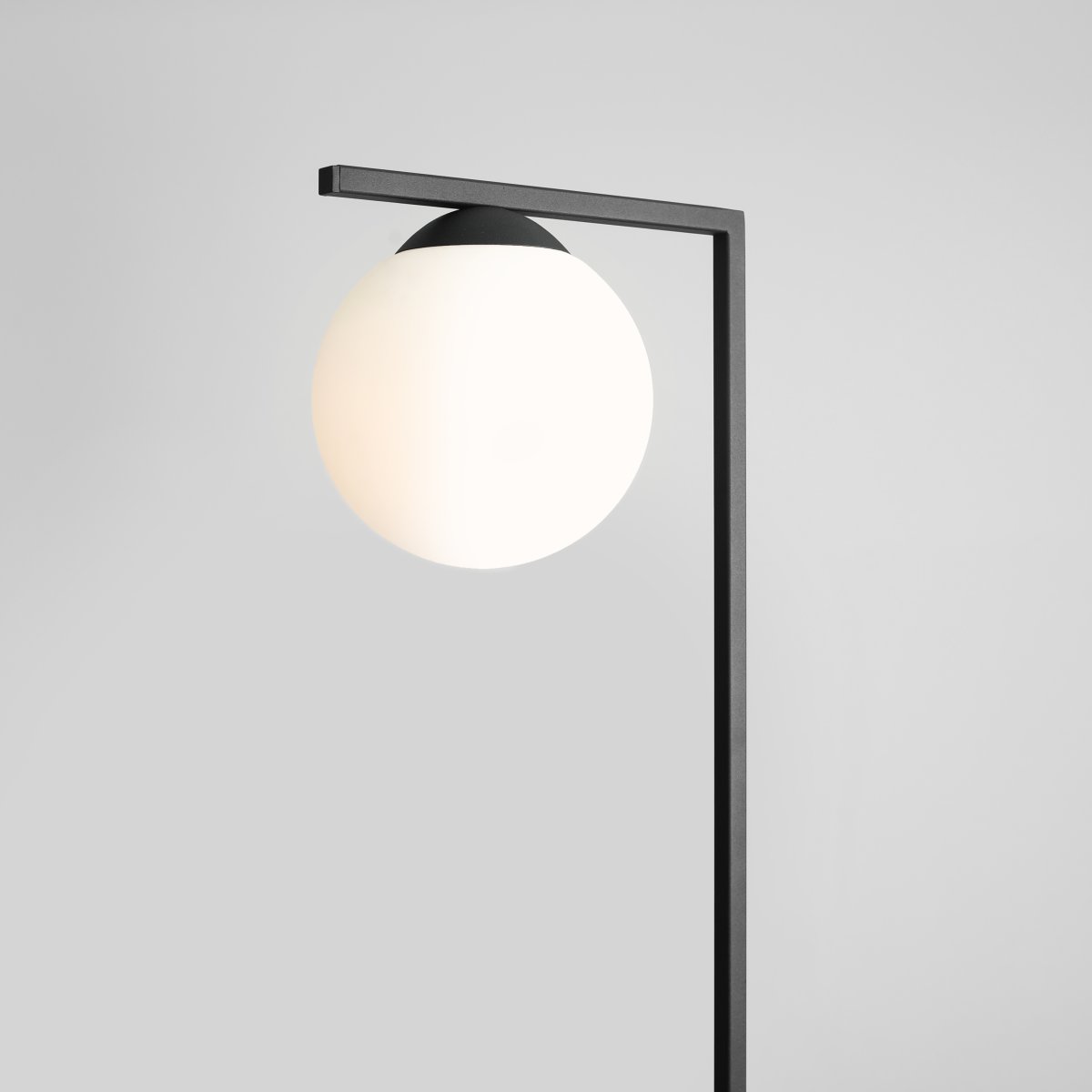 Zac Sort gulvlampe Fra Artera - Zac gulvlampe har et minimalistisk design lavet af metal og glas.