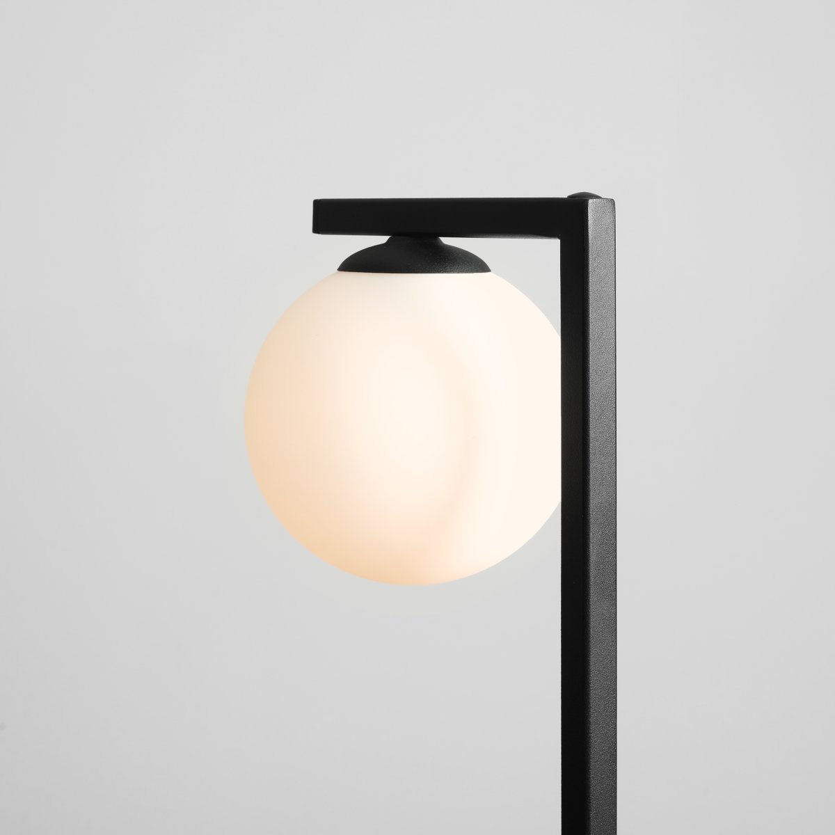 Zac 50cm Sort bordlampe Fra Artera - Zac bordlampe i sort metal og hvidt glas har et moderne og minimalistisk design, der kombinerer elegance med funktionalitet.