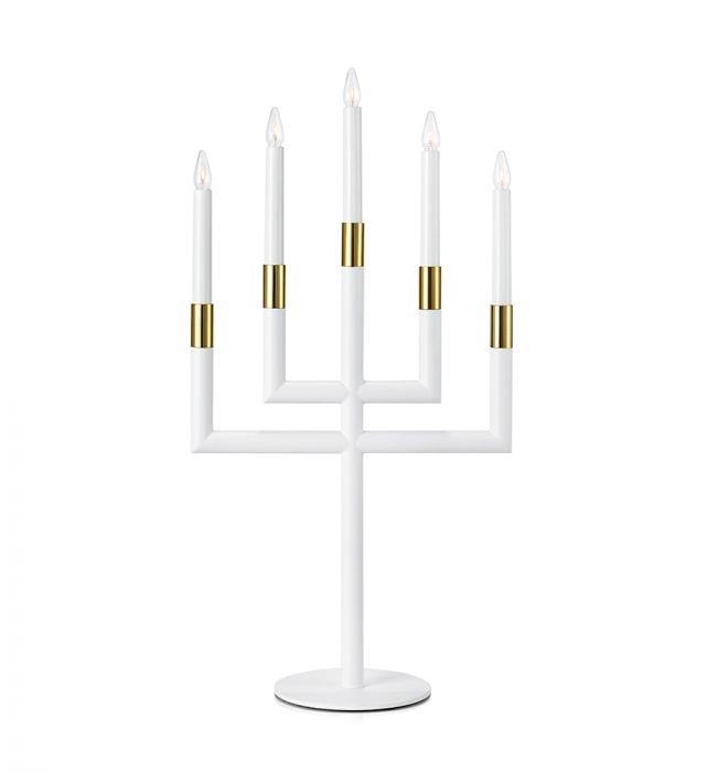 Karsten Hvid Fra Markslöjd - Denne elegante adventsstage i hvid metal, dekoreret med smukke gulddetaljer, vil være et sofistikeret indslag i dit hjem i julen.