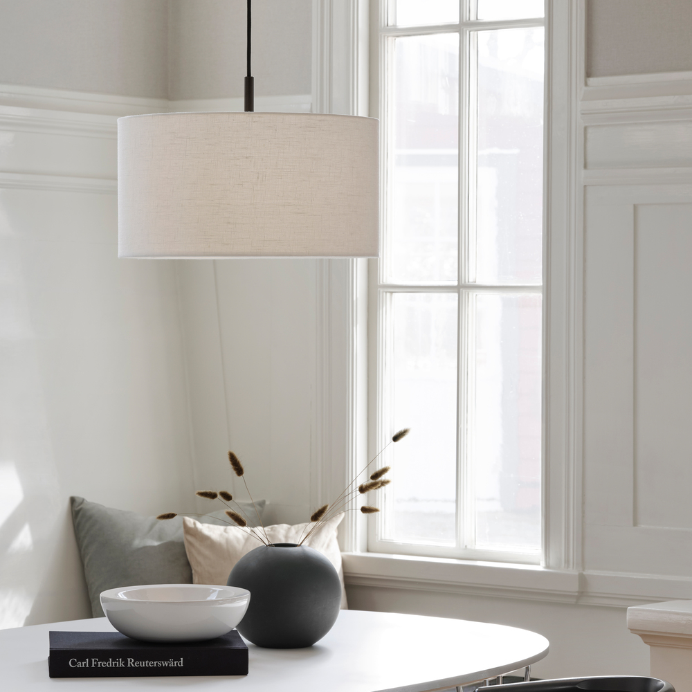 Soft Ø44 Hvid/bronze loftslampe Fra Belid - Soft pendellampe er en stilfuld lampe med en bl&oslash;dt afrundet form, der skaber et varmt og behageligt lys.
