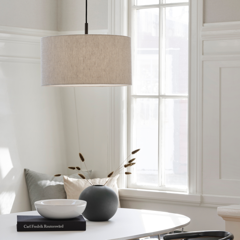 Soft Ø44 Natur/bronze loftslampe Fra Belid - Soft pendellampe er en stilfuld lampe med en klassisk, afrundet form og et bl&oslash;dt udtryk.