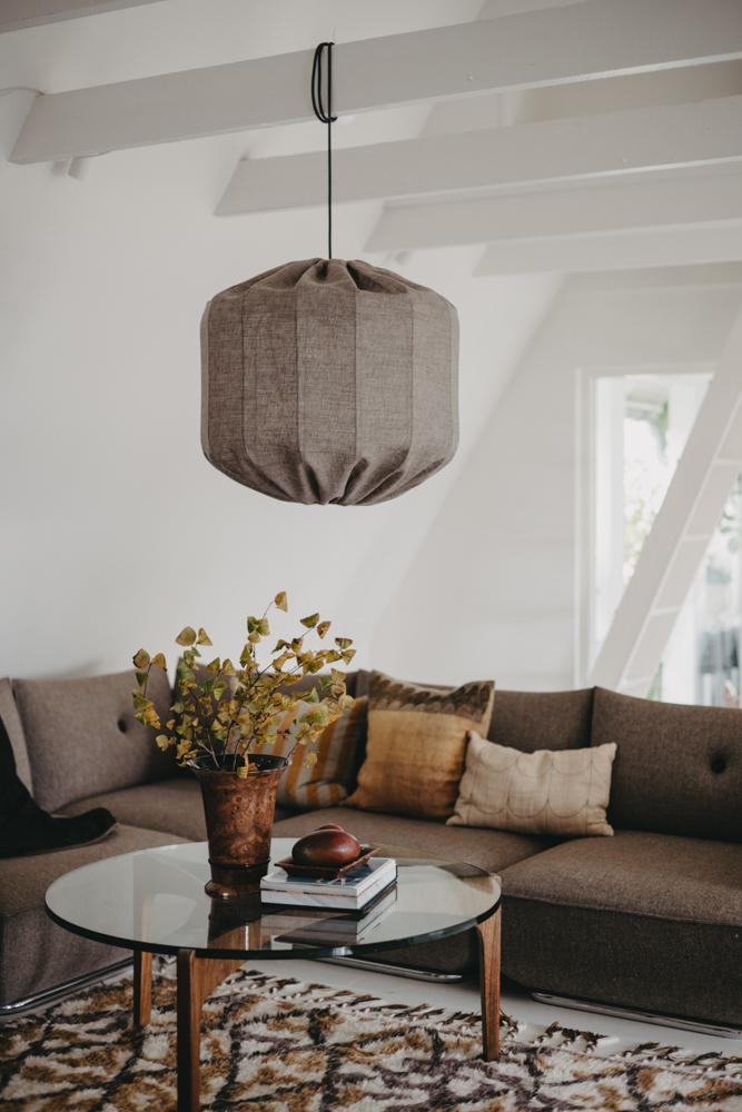 Dester Skærm Ekskl. Ophæng Ø58 Brun loftslampe Fra Alde & Lind - L&aelig;rstoffet giver Dester-lampesk&aelig;rmen et sofistikeret og elegant udtryk.