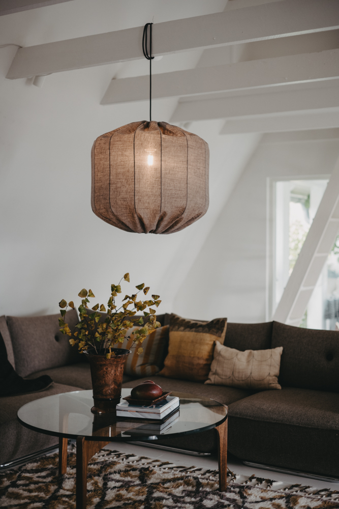 Dester Skærm Ekskl. Ophæng Ø58 Brun loftslampe Fra Alde & Lind - L&aelig;rstoffet giver Dester-lampesk&aelig;rmen et sofistikeret og elegant udtryk.