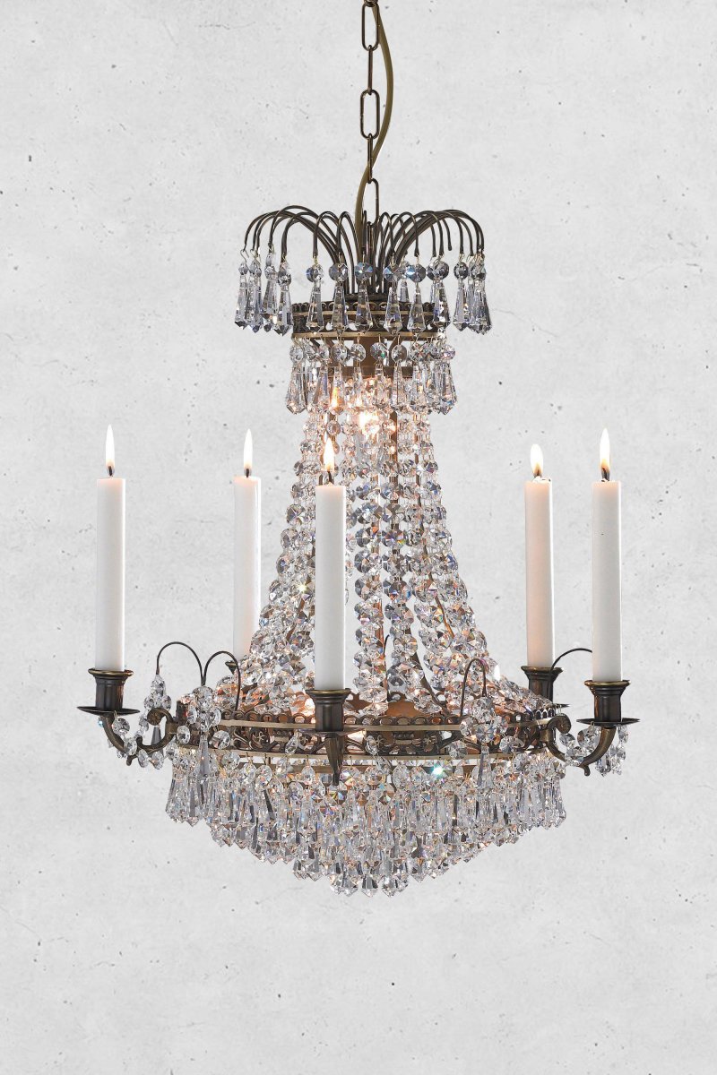 Läckö Ø45 Antik krystal Fra Markslöjd - Slik&ouml; er en vintage krystal lysekrone med smukke detaljer og en ramme i antik farvet metal.