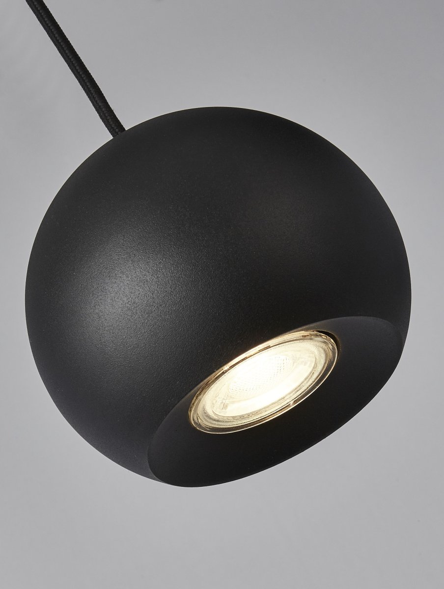 Eindhoven 160cm Sand sort loftslampe Fra Searchlight - Eindhoven pendel med 5 lyspunkter hænger fra en sandfarvet sort stang og tilføjer stilfuld luksus til en moderne stue, soveværelse, køkken, spisestue eller entre.
