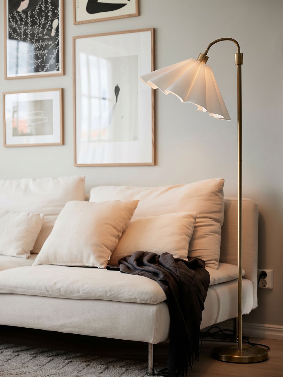 Amy Flex Guld gulvlampe Fra PR Home - Lampen har en metalramme i guldfinish med en justerbar overarm og en afbryder p&aring; basen for nem brug.