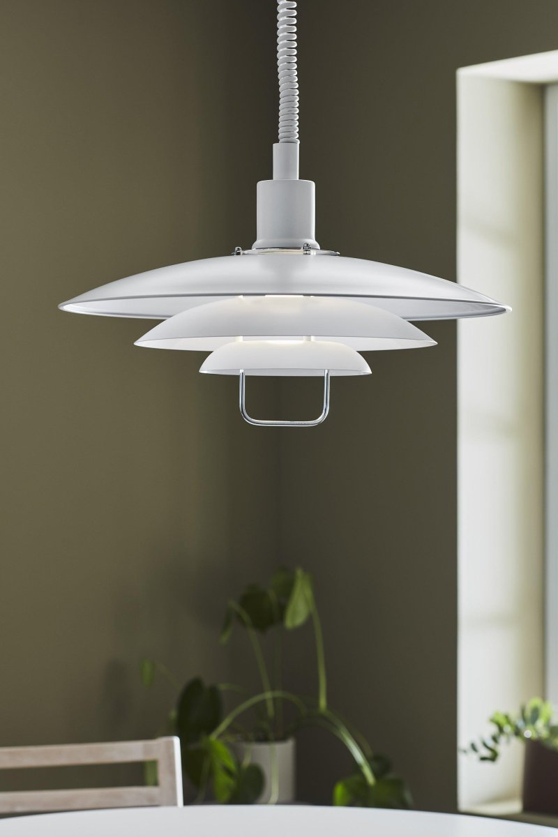 Kirkenes Ø48 Hvid loftslampe Fra Markslöjd - Med justerbar højde fra 0,8 til 1,9 meter kan du nemt tilpasse lyset til dine behov.