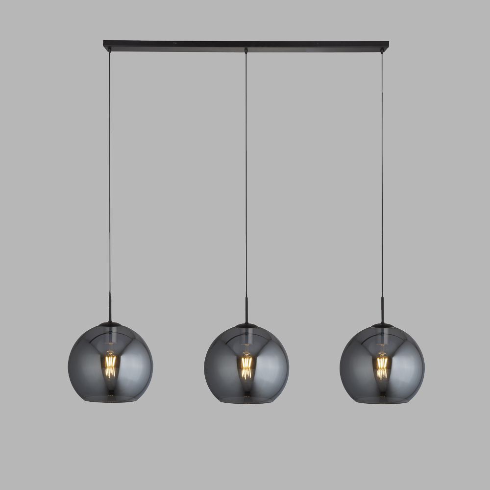 Amsterdam 146cm Sort loftslampe Fra Searchlight - Lampen kan hæves og sænkes og er dæmpbar, hvilket gør den til et perfekt supplement til et moderne køkken eller spisestue.