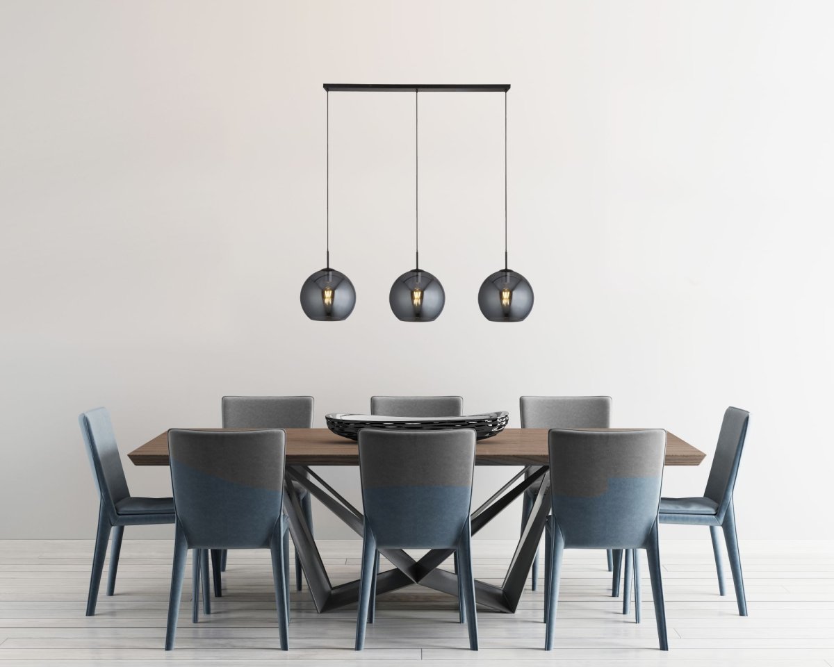 Amsterdam 146cm Sort loftslampe Fra Searchlight - Lampen kan hæves og sænkes og er dæmpbar, hvilket gør den til et perfekt supplement til et moderne køkken eller spisestue.