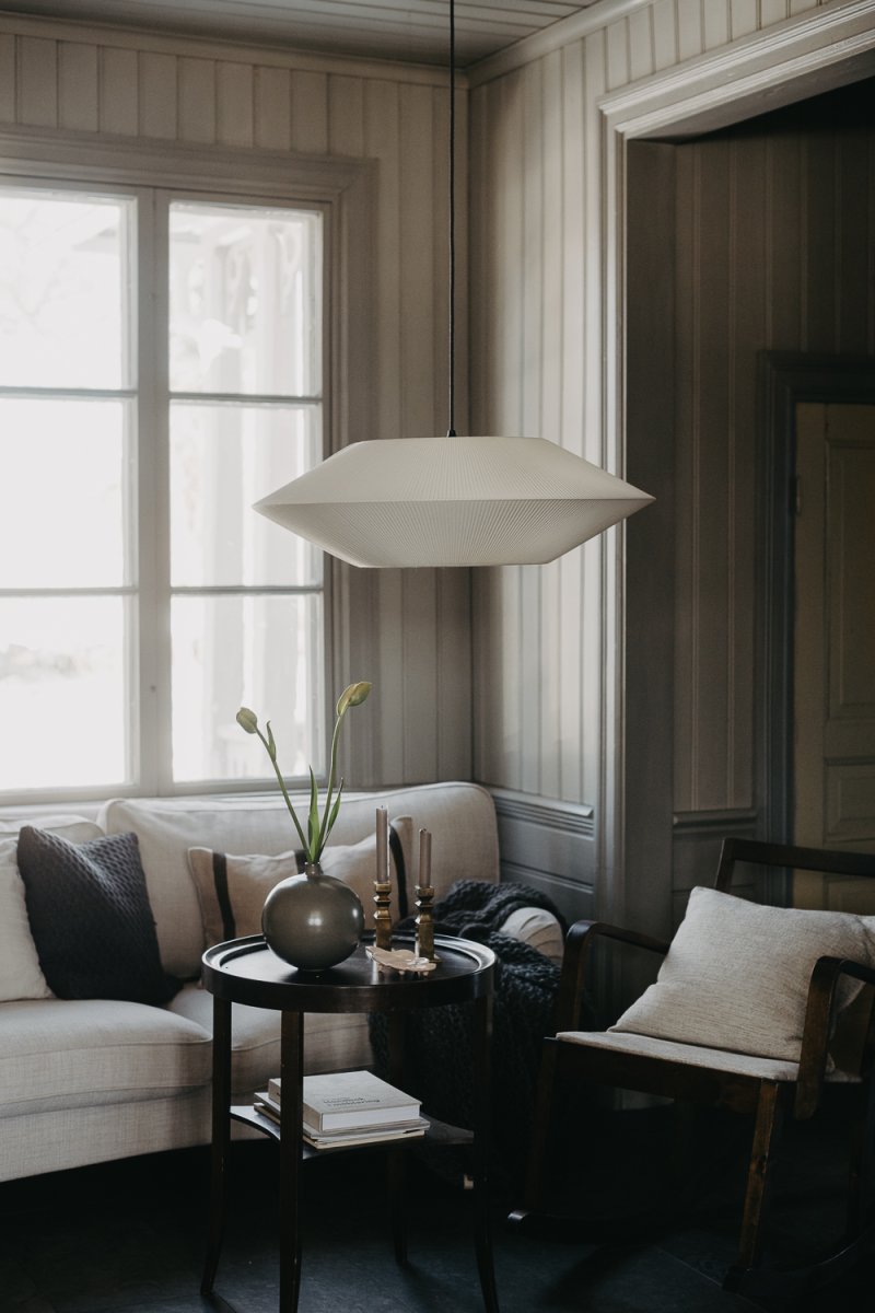 Pollux Skærm Ekskl. Ophæng Ø75 Off-white loftslampe Fra Alde & Lind - Dette er en lampesk&aelig;rm, der passer ind i flere forskellige rum, men den er perfekt at placere over et spisebord.
